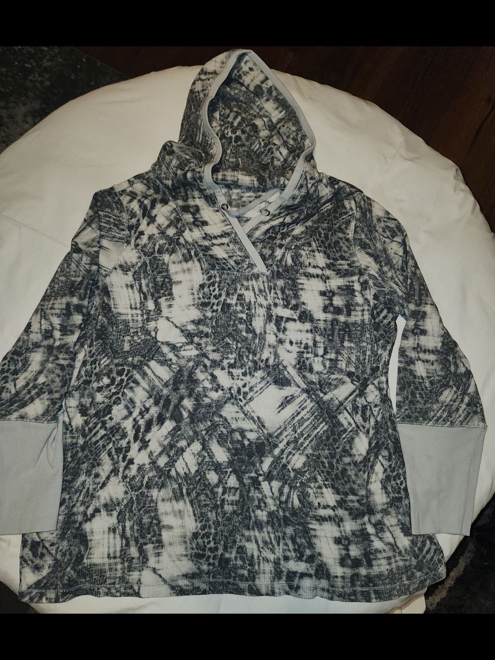 Tie-Dye Hoodie Pullover in Black and White